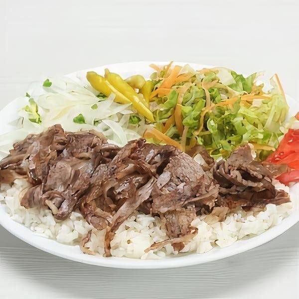 Pilav üstü döner, salata ve turşu