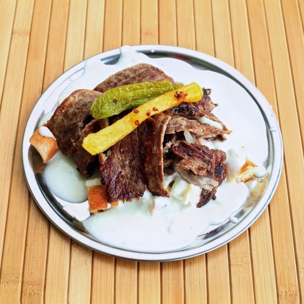 Yoğurtlu döner ve közlenmiş biber